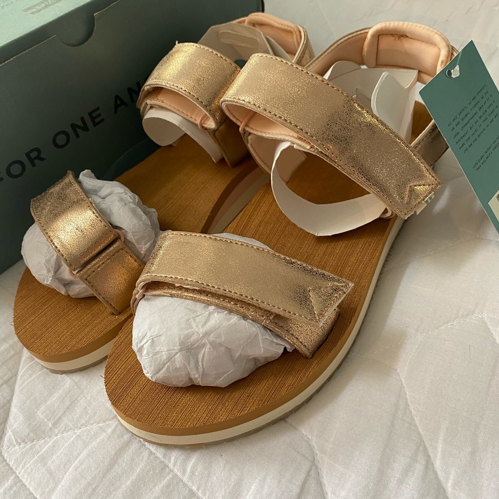 BNIB Toms Ray sandals - sold out in stores